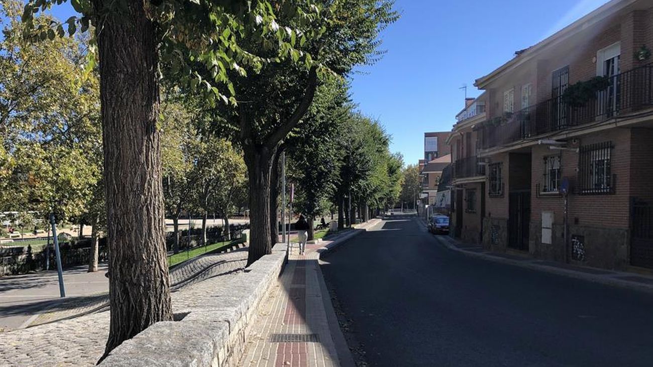 Una mujer camina por una calle vacía en Madrid