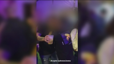 Una terraza abarrotada de clientes sin distancia ni mascarilla en un bar de Pinto