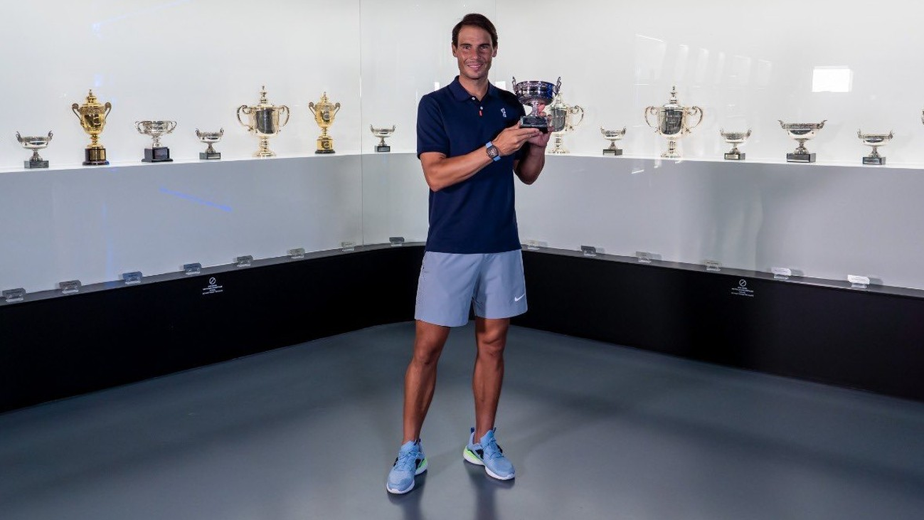 Nadal deja su nuevo trofeo de Roland Garros en su museo
