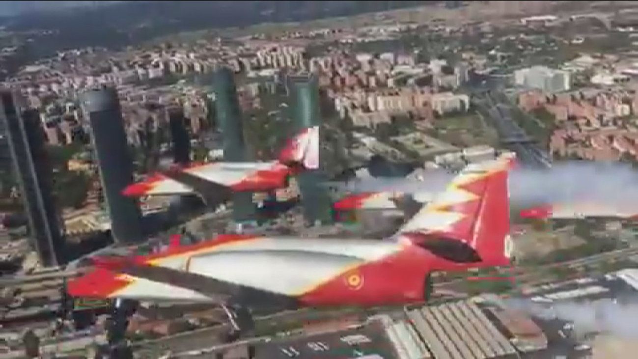 Espectaculares imágenes de los aviones de la Patrulla Águila sobre Madrid