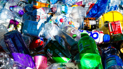 Un impuesto a los embases de plástico y la subida del IVA a las bebidas azucaradas, entre las novedades de los Presupuestos Generales