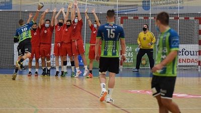 Cara a cara de los entrenadores del Balonmano Alcobendas y del Ikasa