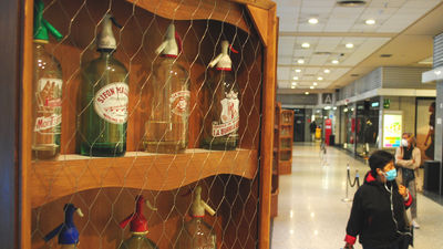 Una exposición recoge la historia de la gaseosa y el sifón en España