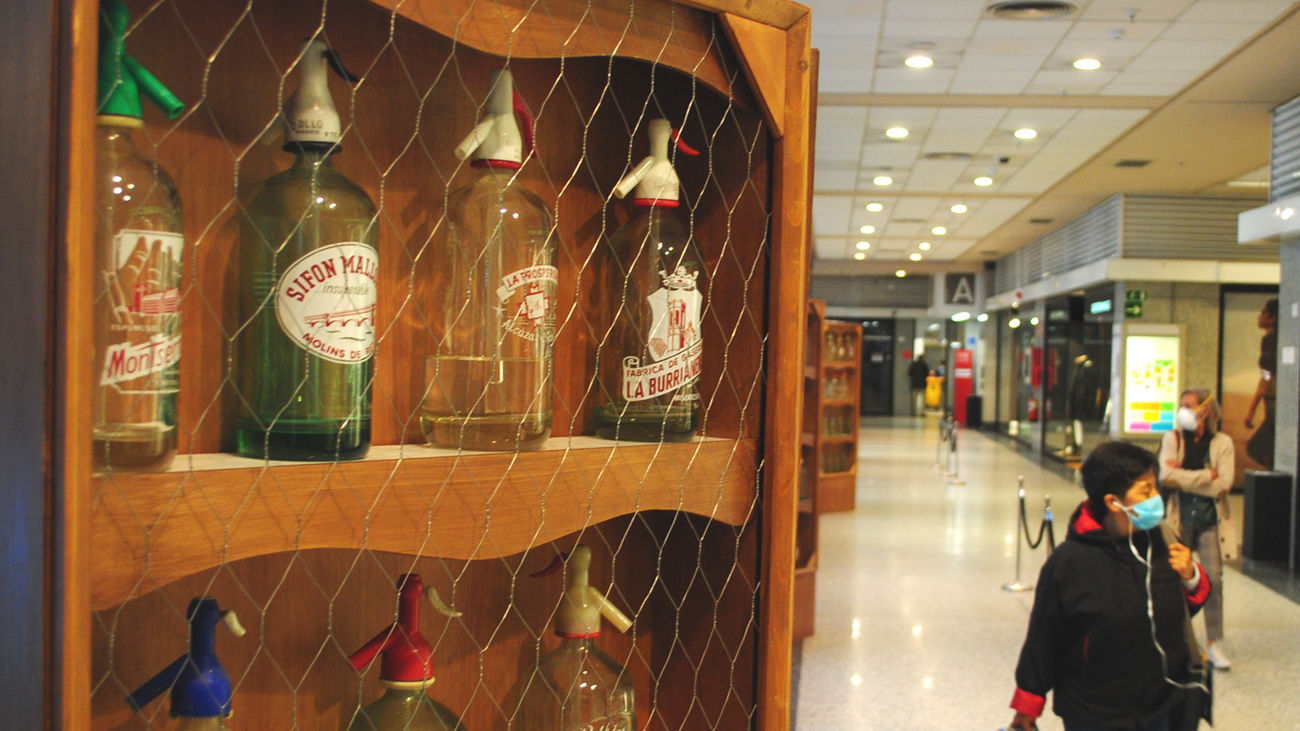 Una exposición recoge la historia de la gaseosa y el sifón en España