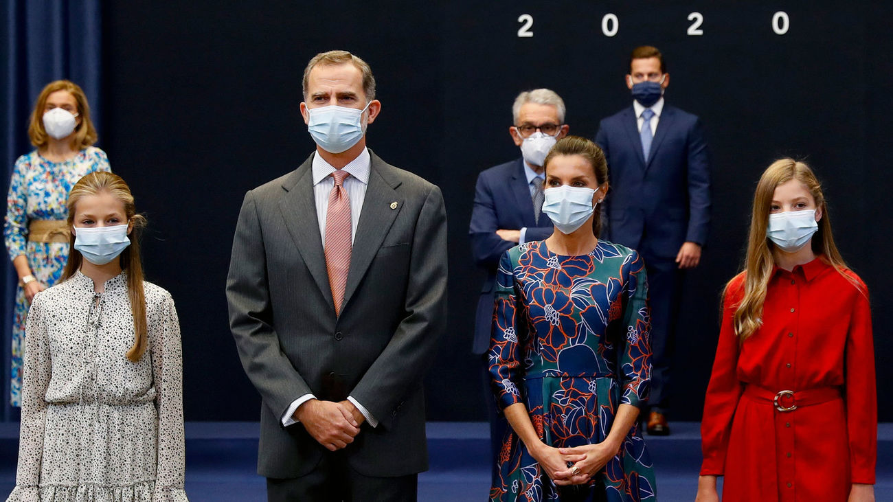 Los reyes Felipe VI y Letizia y su hijas la princesa Leonor  y la infanta Sofía posan en una foto de grupo con los ganadores de los premios Princesa de Asturias