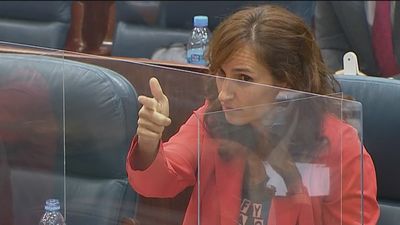 Analizamos el polémico gesto en la Asamblea  de Mónica García (Más Madrid)  con sus  protagonistas