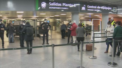 Despliegue de controles en Atocha, Barajas y salida por carretera en el segundo fin de semana con el estado de alarma