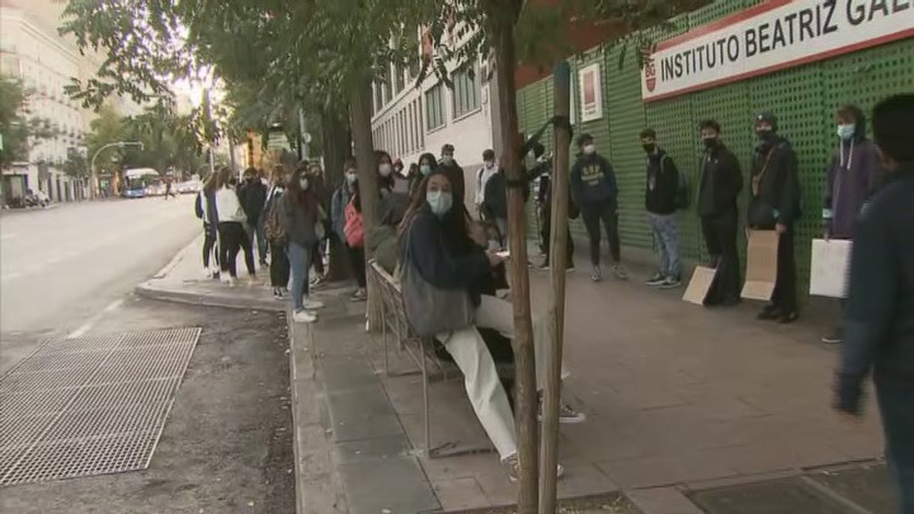 Padres y profesores del Instituto Beatriz Galindo protestan por la falta de docentes y material para clases online