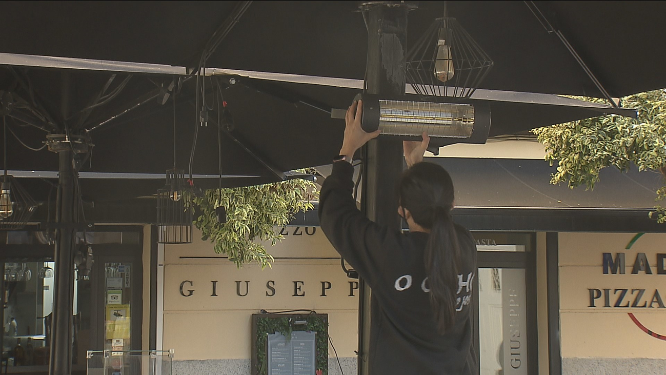 La hostelería madrileña se prepara para el frío con estufas en las terrazas