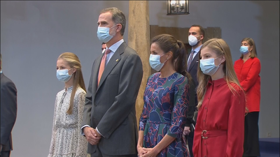 Los reyes y sus hijas se reúnen con los premiados de los Princesa de Asturias