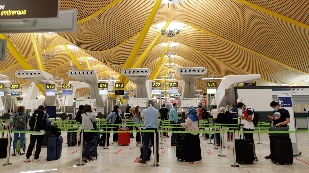 Ayuso solicita a la Comisión Europea controles en los aeropuertos para evitar el coronavirus