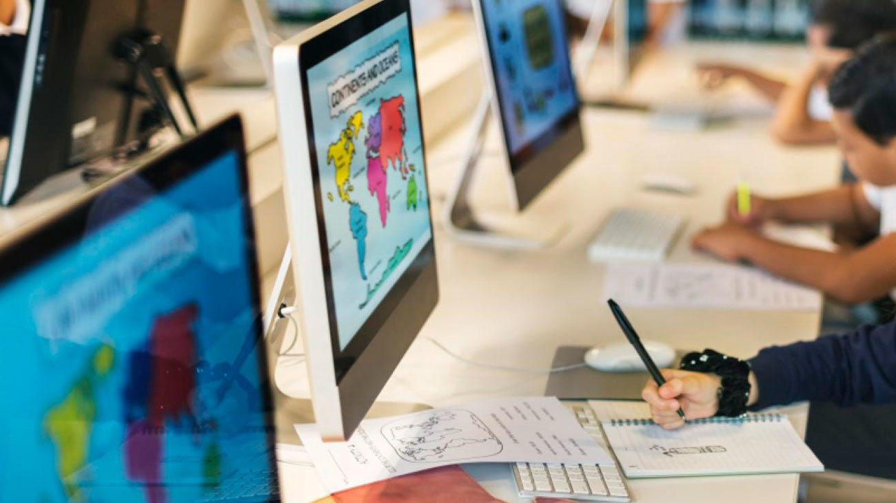 Mesa de autónomas: ¿Contratar a un profesional o que te ayude tu cuñado?