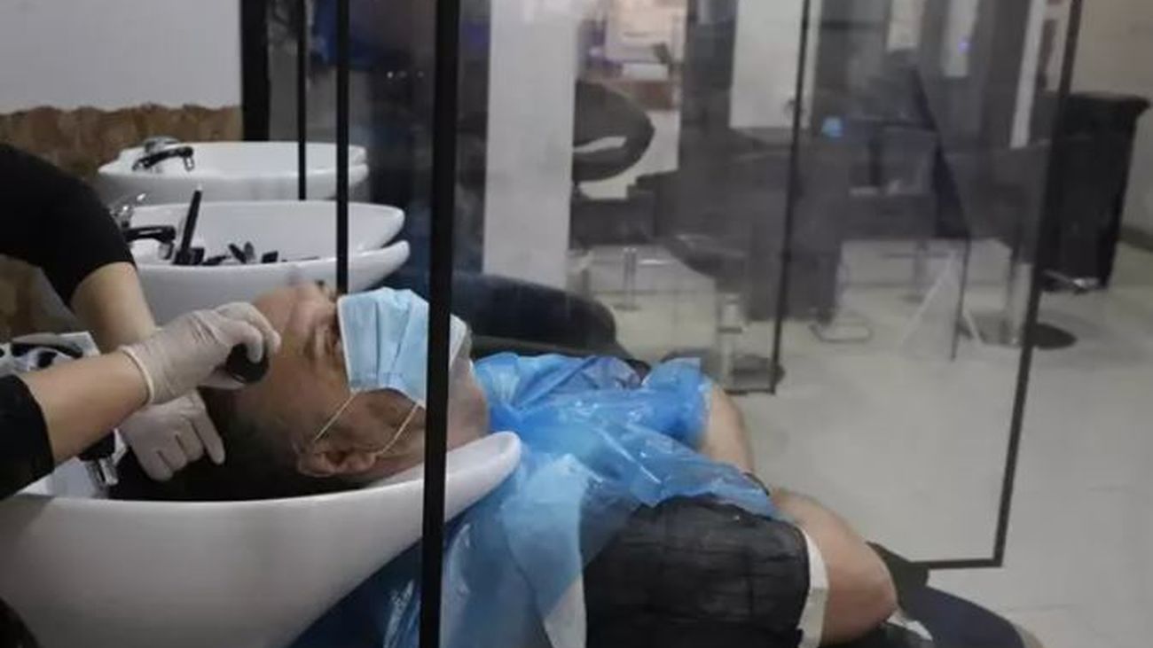 Una empleada de la peluquería Parabeus