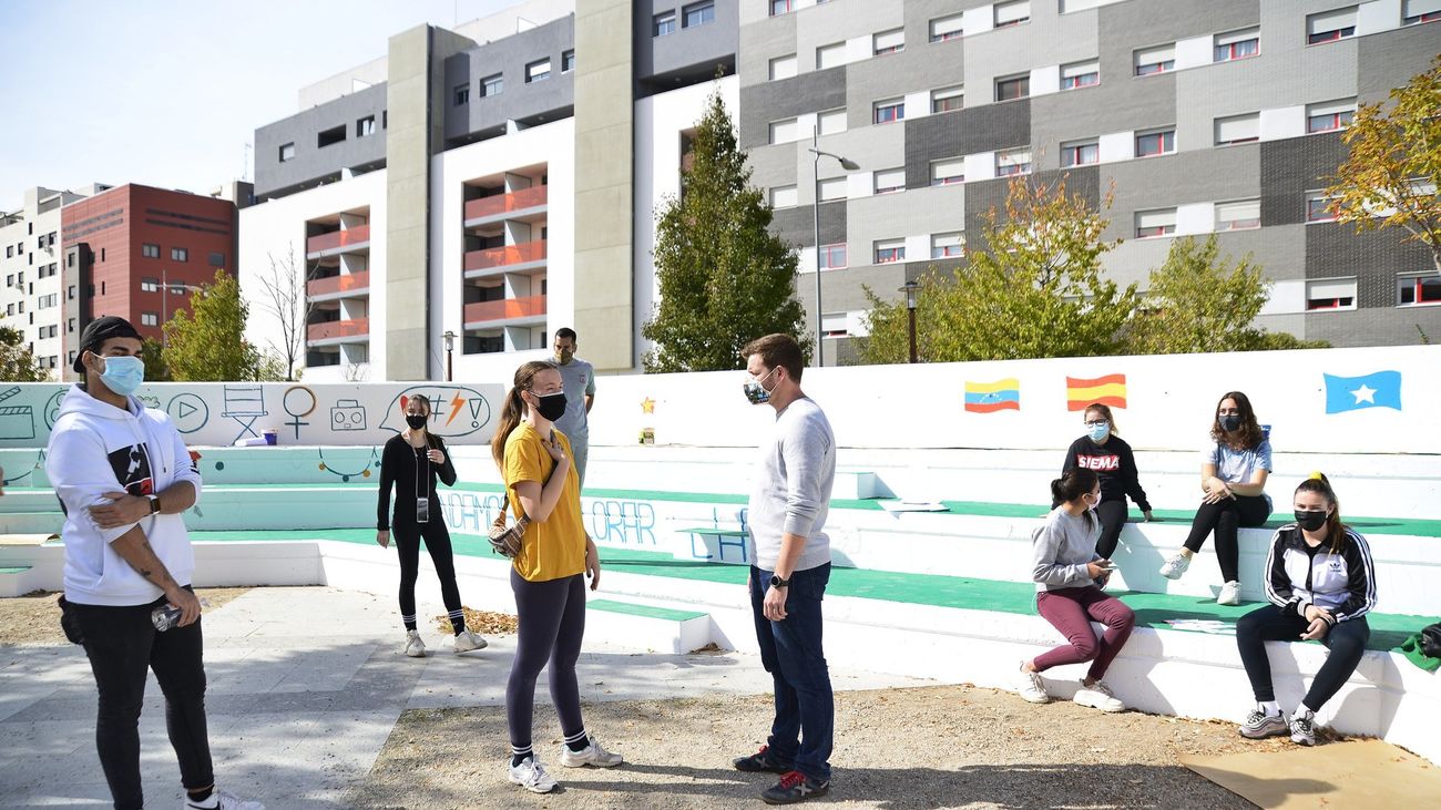 Las gradas de la Plaza del Viento lucen ya nueva imagen con mural renovado
