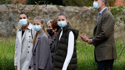 Somao recibe a los reyes y sus hijas como pueblo ejemplar de Asturias 2020