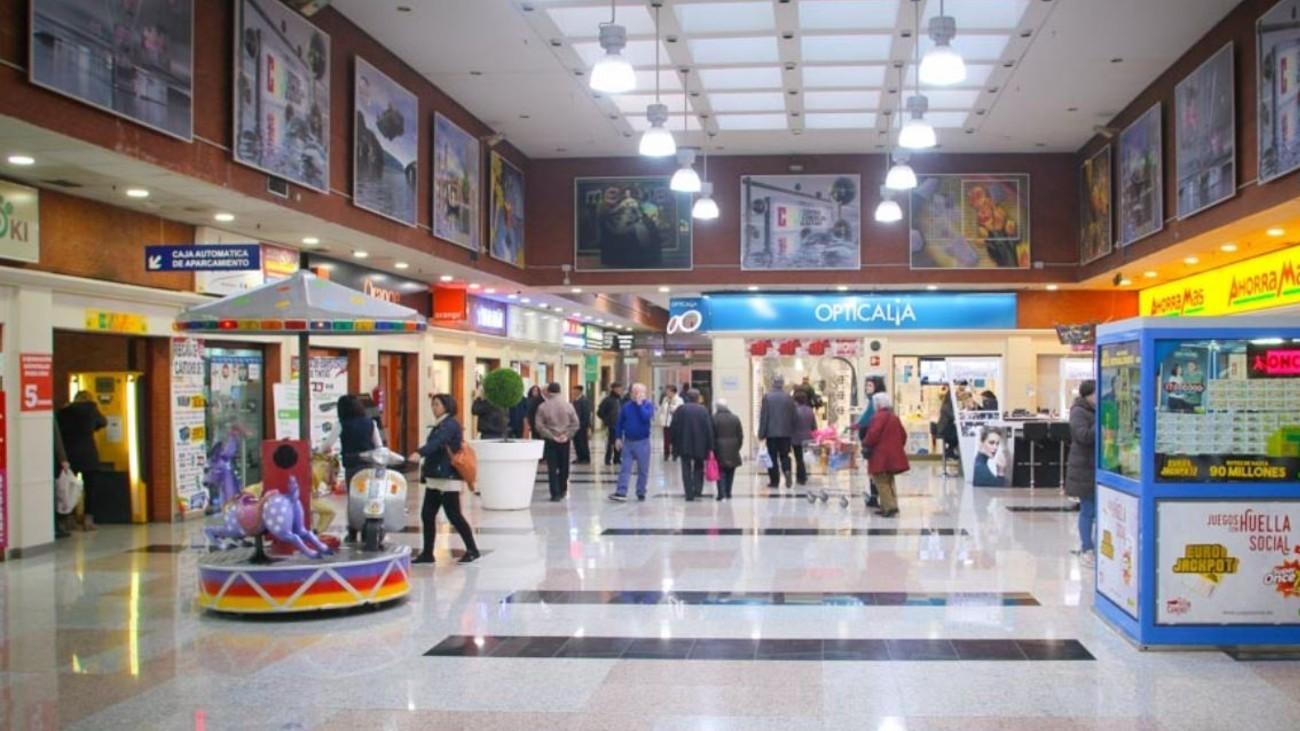 Cae la afluencia de público a los centros comerciales un 20 % en septiembre respecto al pasado año
