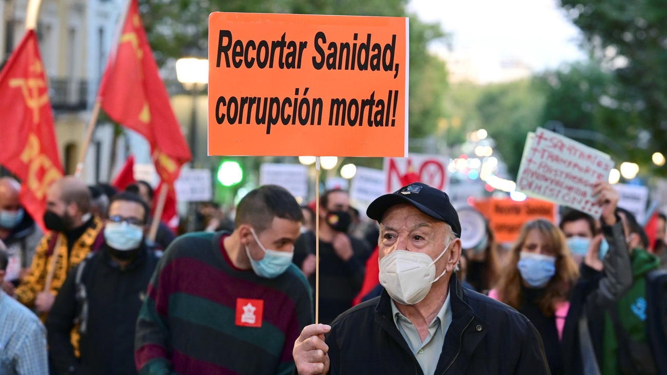 Centenares de personas se manifiestan contra la privatización de la sanidad