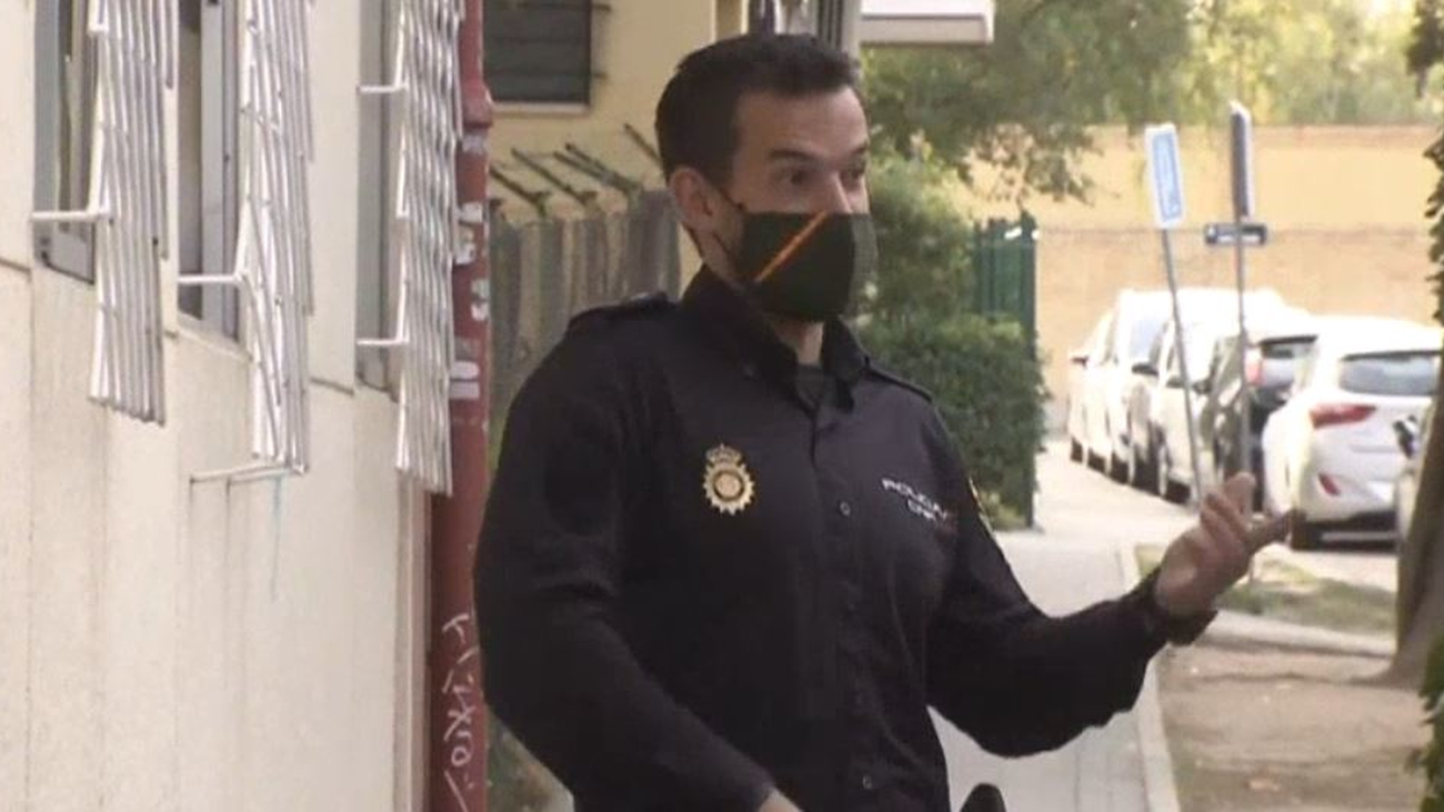 Rencuentro entre el policía heróico y la familia de la anciana invidente a la que salvó la vida  en Campamento