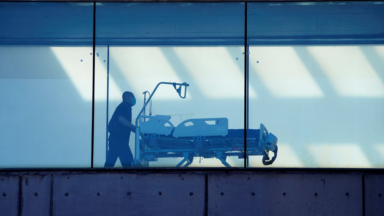 Un celador transporta na camilla en el hospital de Bellvitge