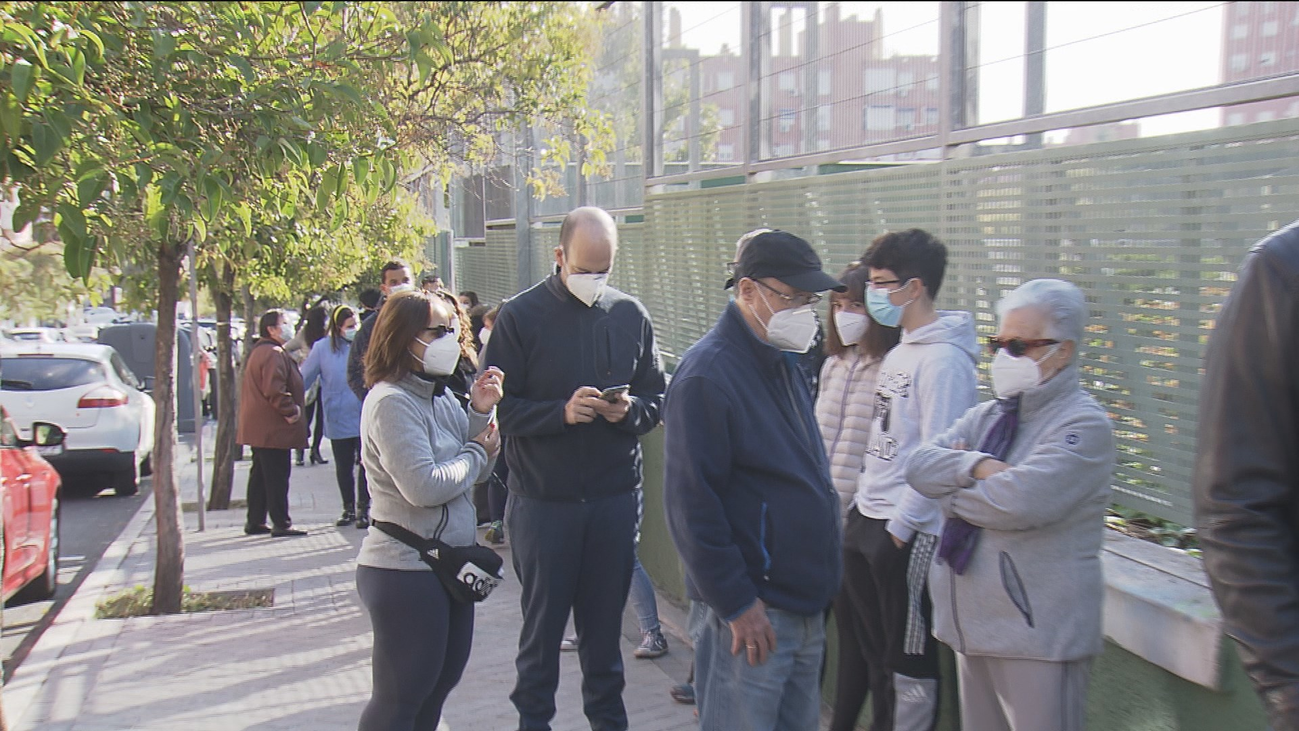 Masiva respuesta de los vecinos de Villaverde Bajo que acuden a hacerse los test de antígenos de la Comunidad