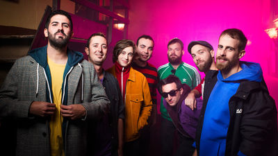 La Pegatina vuelve a sus raíces más festivas con 'Darle la vuelta'