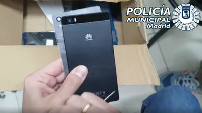Incautan más de 700 artículos falsificados de grandes marcas en una tienda de telefonía de Madrid