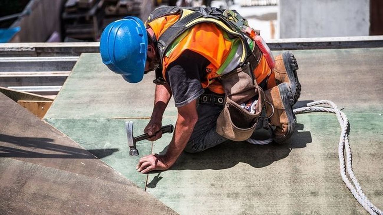 Trabajador de la construcción con equipo de seguridad laboral
