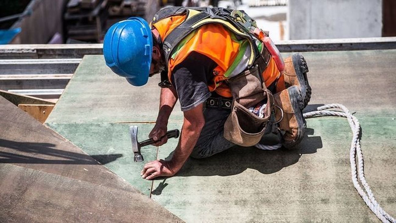Trabajador de la construcción con equipo de seguridad laboral