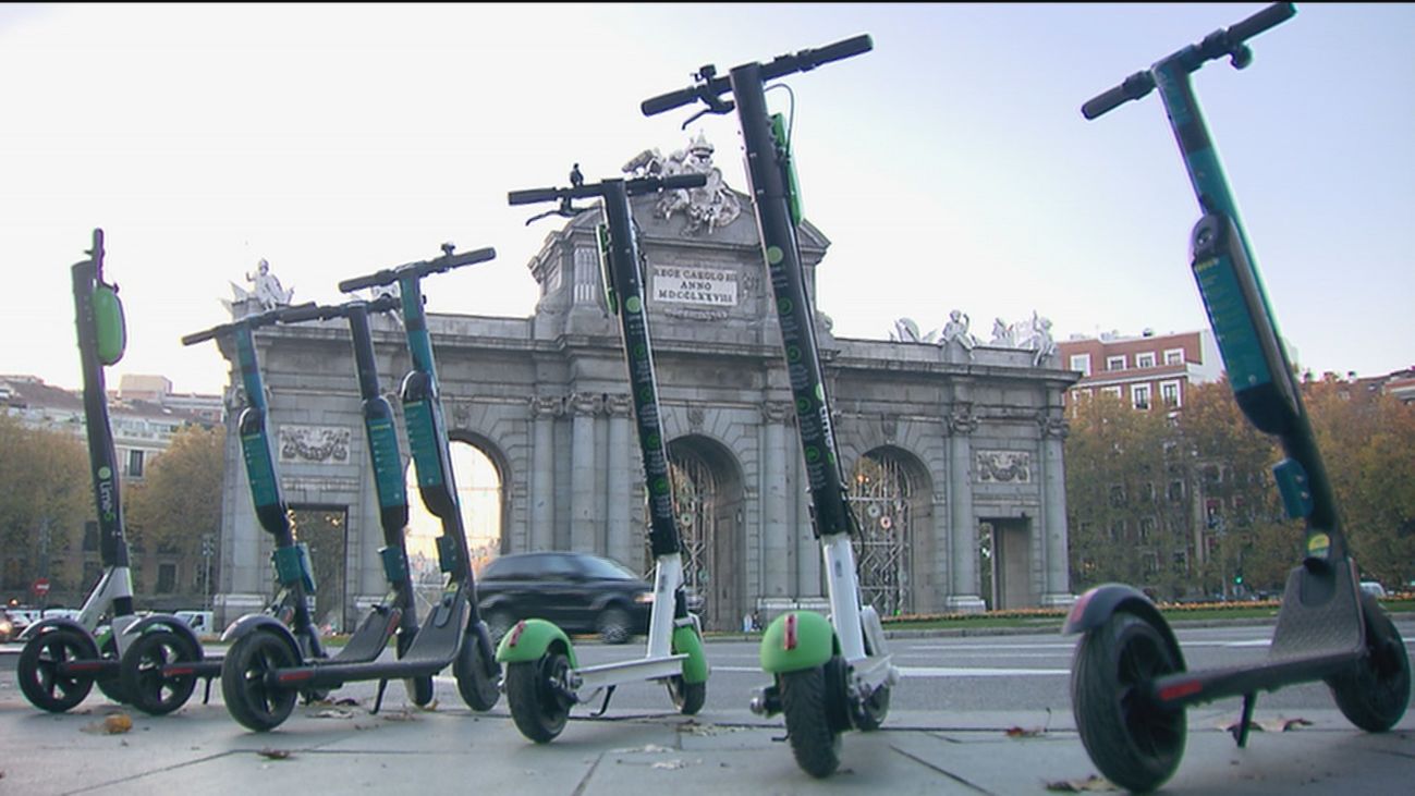Los controladores del SER serán quienes multen a motos, bicis y patinetes mal aparcados en las aceras