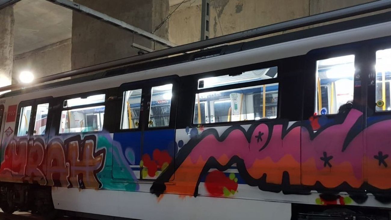 Un vagón de Metro de Madrid lleno de grafitis
