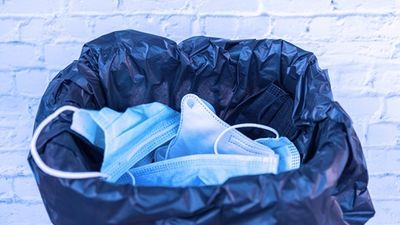 'Pongamos al virus en su sitio', por el buen uso de mascarillas y guantes usados en Madrid