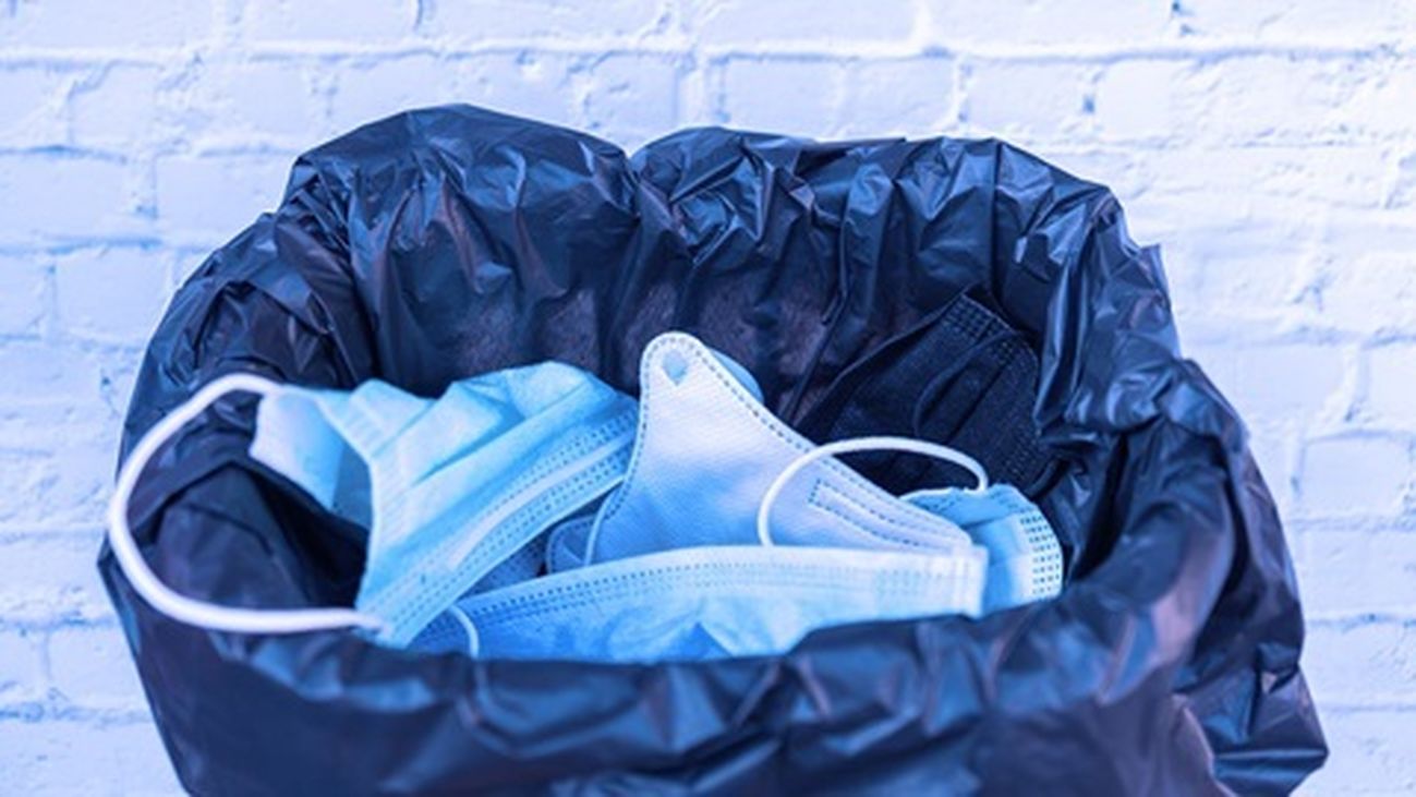 'Pongamos al virus en su sitio', por el buen uso de mascarillas y guantes usados en Madrid