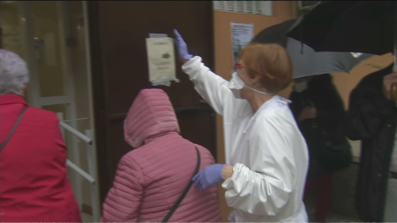 Siguen las quejas por las colas en el Centro de Salud de Abrantes en Carabanchel