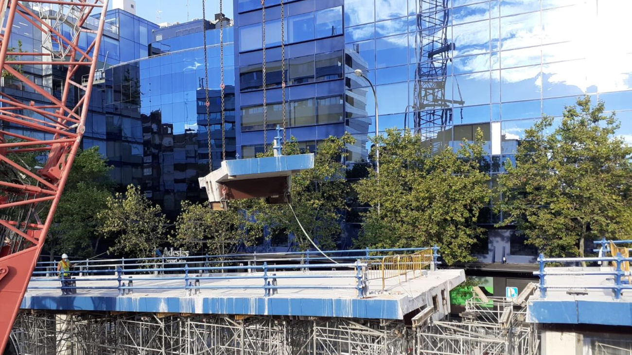 La calle Joaquín Costa se queda sin puente