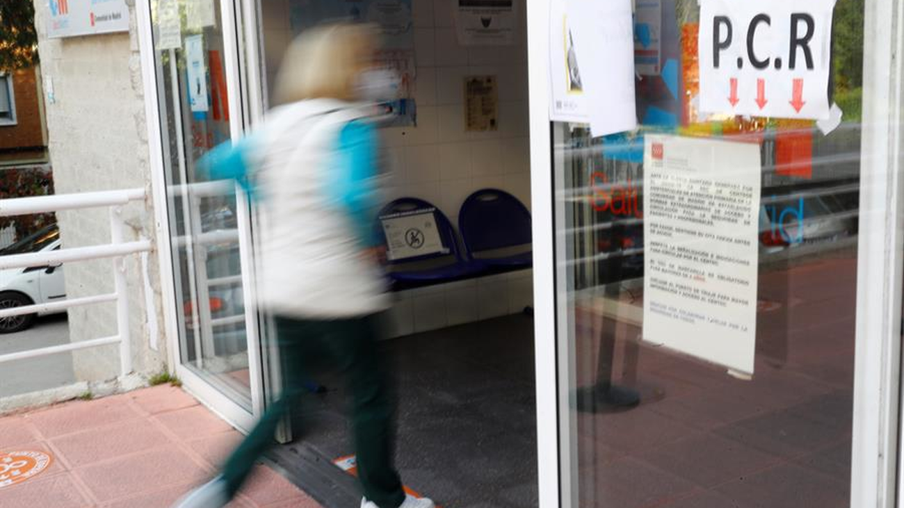 Los pacientes Covid y las vacunas contra la gripe complican el día a día de los centros de salud de Madrid