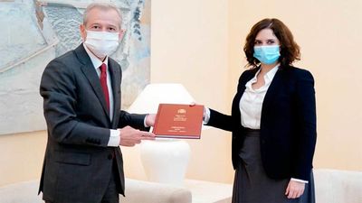Ayuso recibe la Memoria 2020 de la Fiscalía de la Comunidad de Madrid