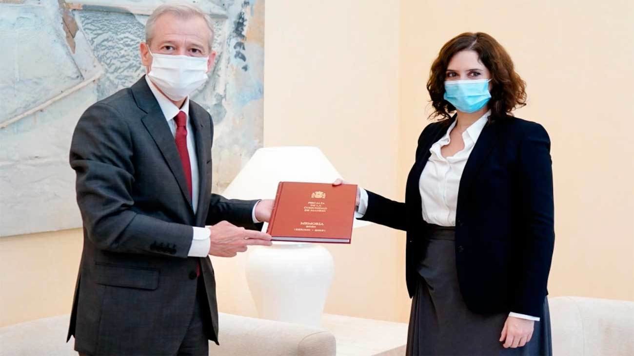 Ayuso recibe la Memoria 2020 de la Fiscalía de la Comunidad de Madrid