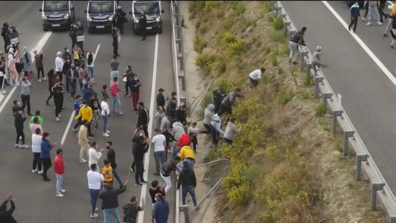 Protesta de los vecinos de Cañada Real cortando la A3