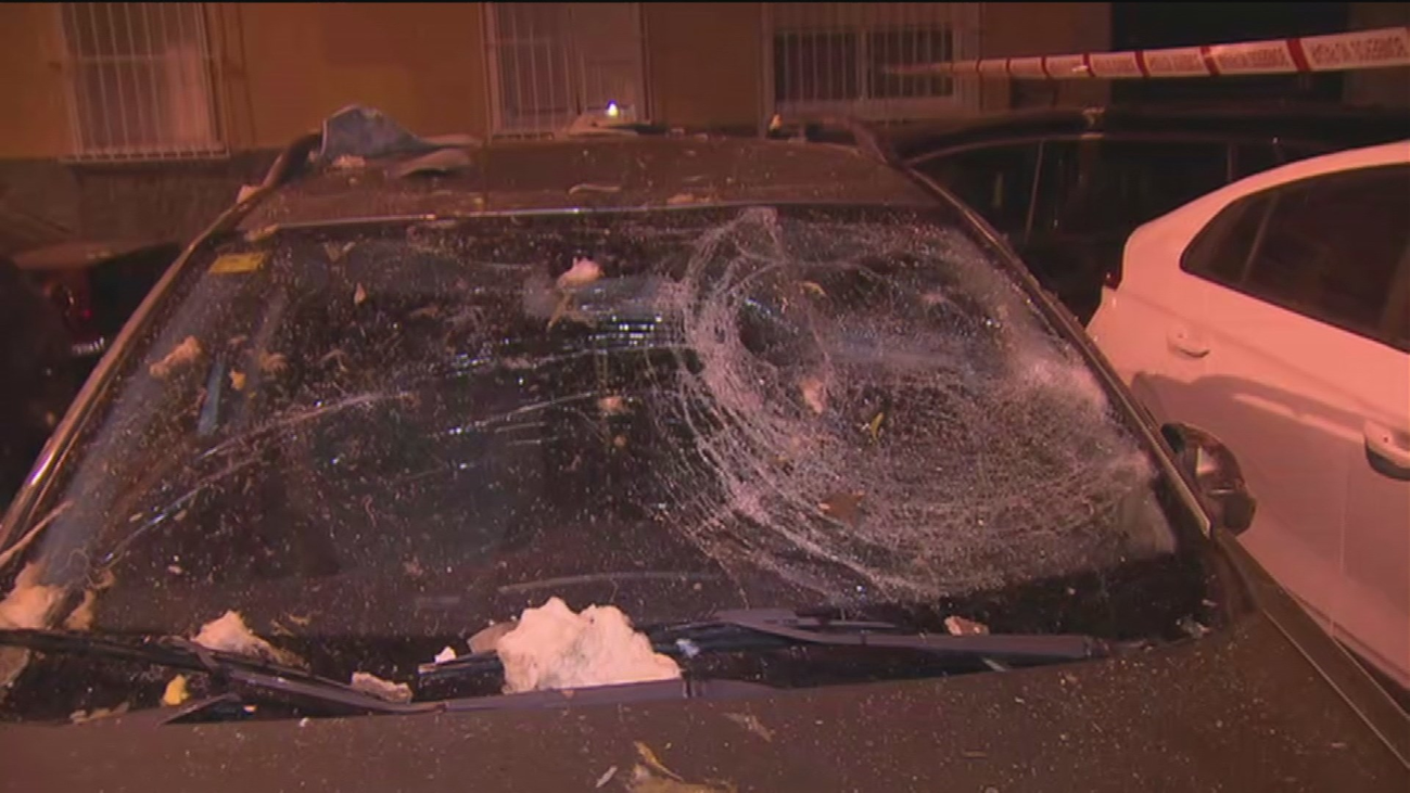 Destrozos en viviendas y coches de Alcalá provocados por el fuerte viento