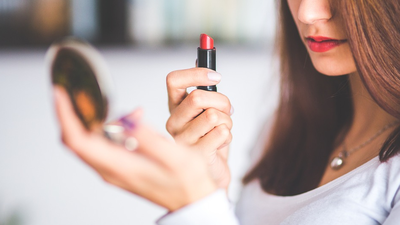 En tiempos de crisis, la venta de pintalabios se dispara