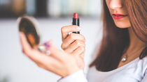 En tiempos de crisis, la venta de pintalabios se dispara