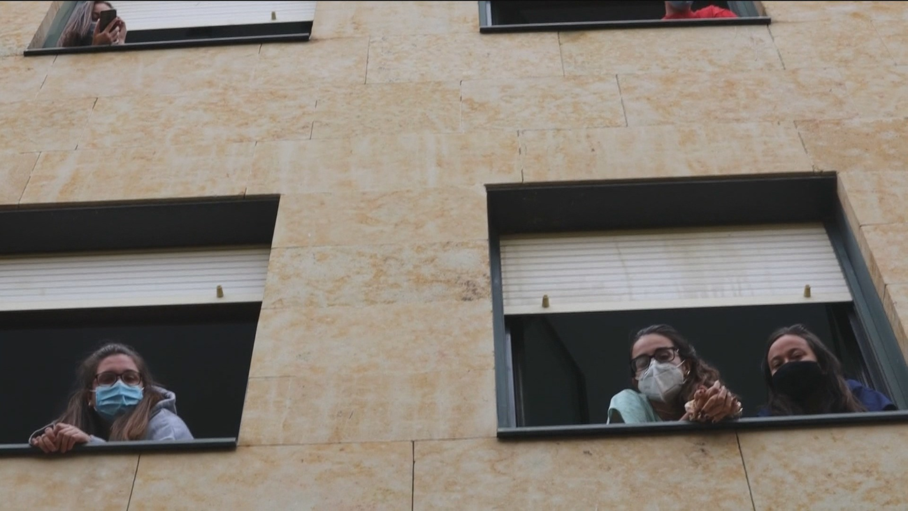 Sanidad revisa las normas para evitar los botellones y las fiestas de los universitarios que incumplen