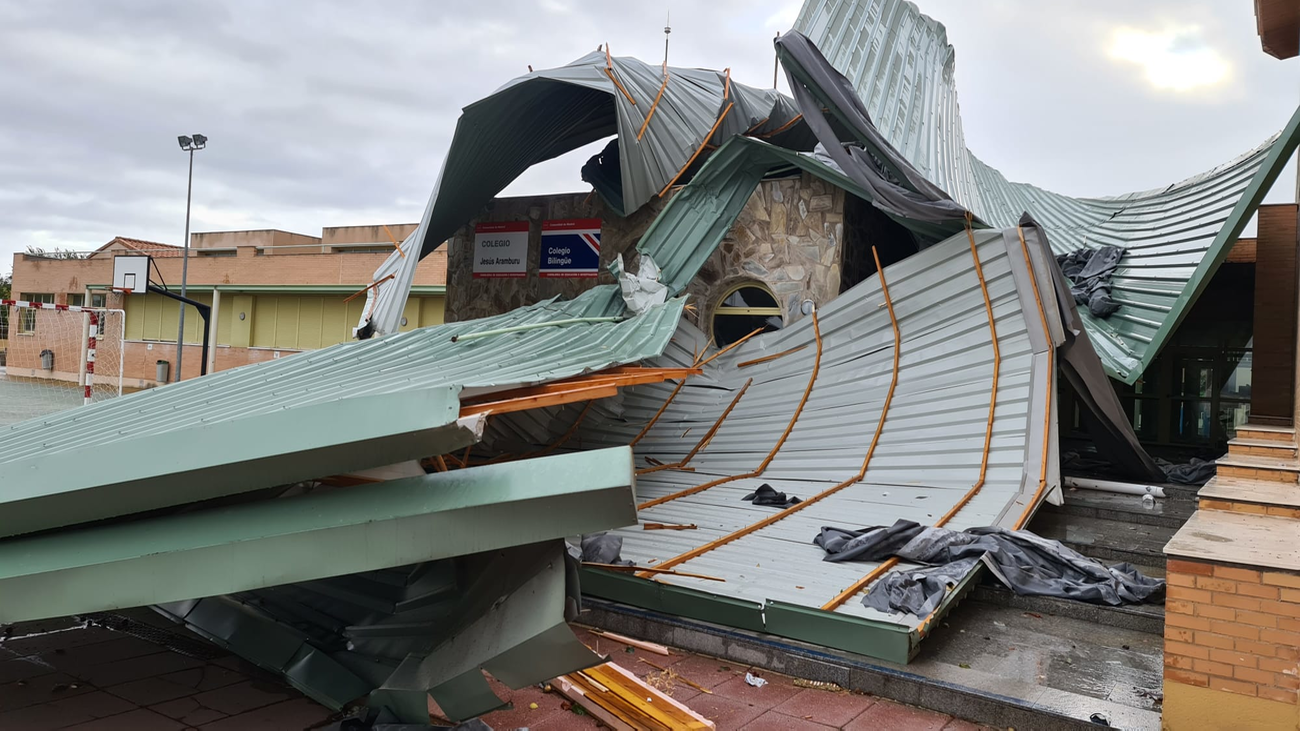 El temporal de viento deja múltiples destrozos en edificios de Madrid