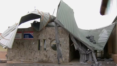 La borrasca Bárbara arranca el techo de un colegio en Valdetorres del Jarama