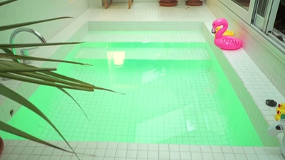 Una original casa  en Moncloa con bañera en el salón