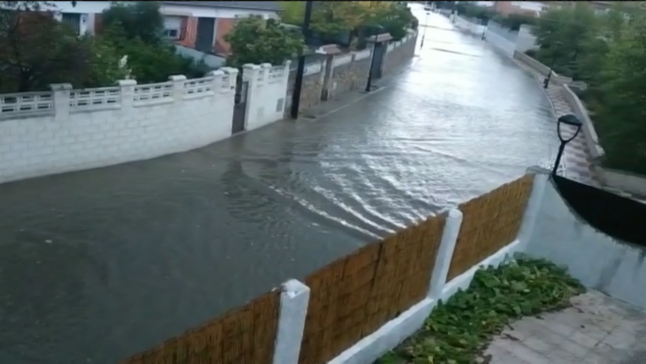 Bárbara deja calles convertidas en ríos en Navalcarnero