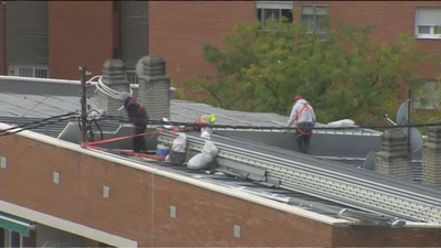 Caen dos chimeneas por el hueco de la escalera de un edificio en la calle Andaluces  y el seguro no se hace cargo