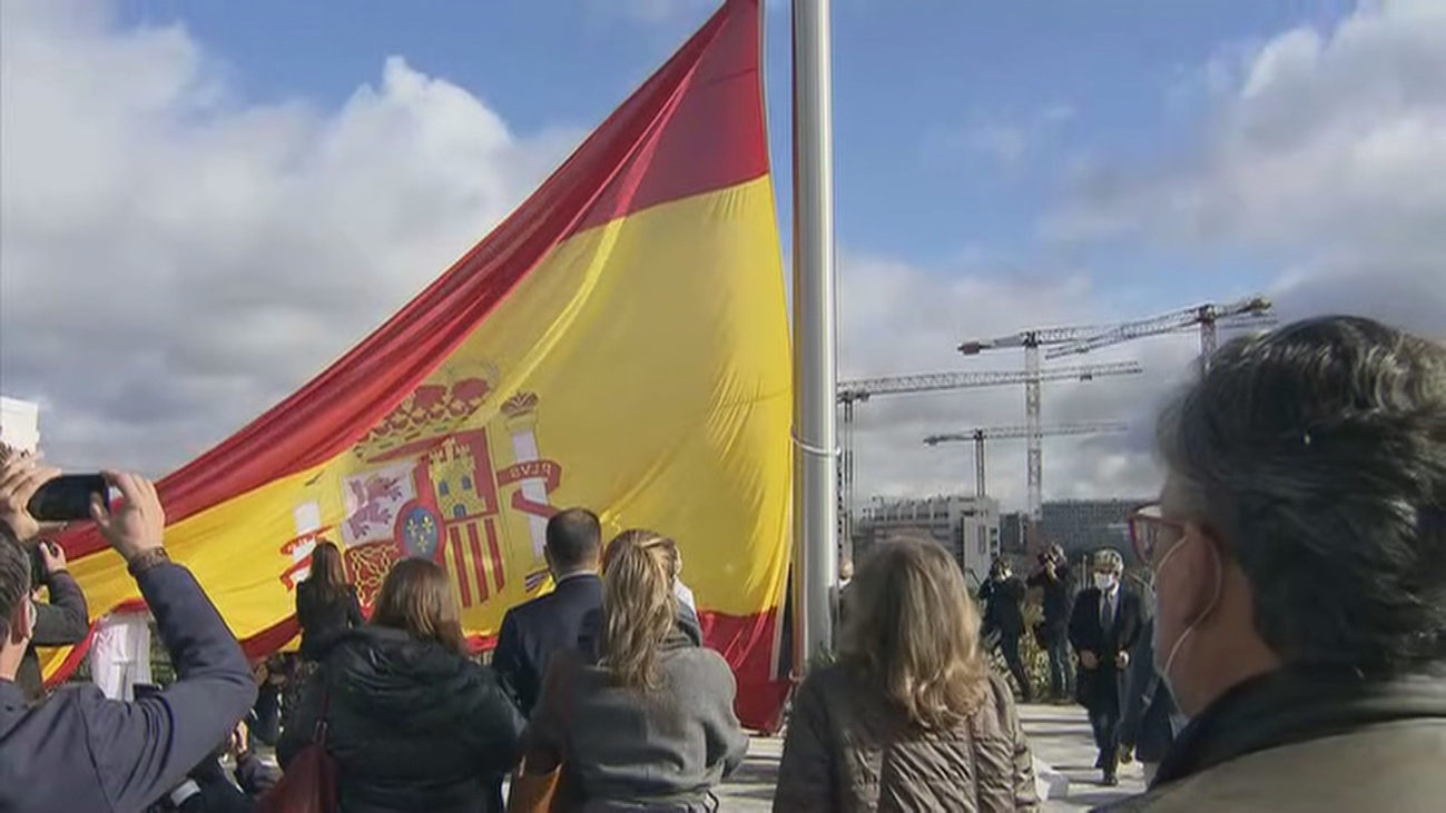Una gran bandera de España honra en Valdebebas la memoria de las víctimas del Covid