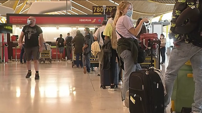 Preocupación ante una desbandada de madrileños por carretera y tren tras concluir el estado de alarma