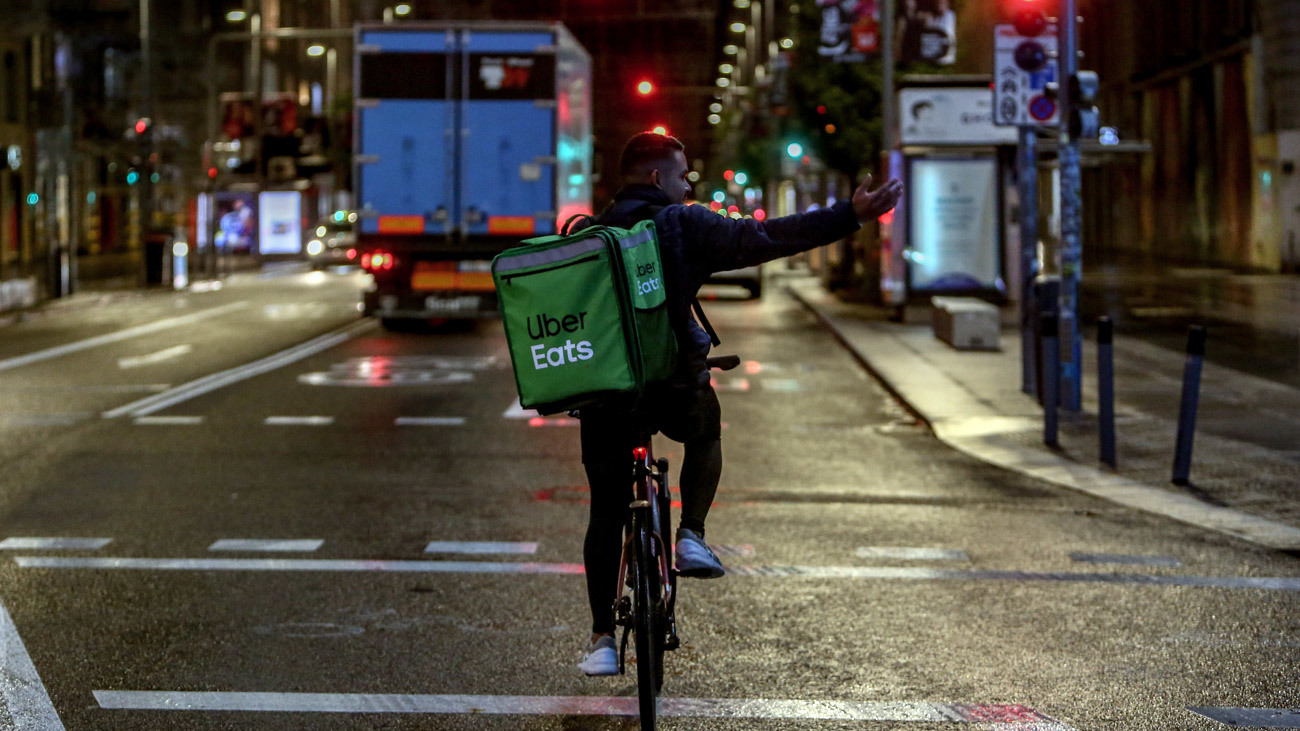 Un rider de Uber Eats circula durante la primera noche de toque de queda en Madrid (España), a 26 de octubre de 2020.